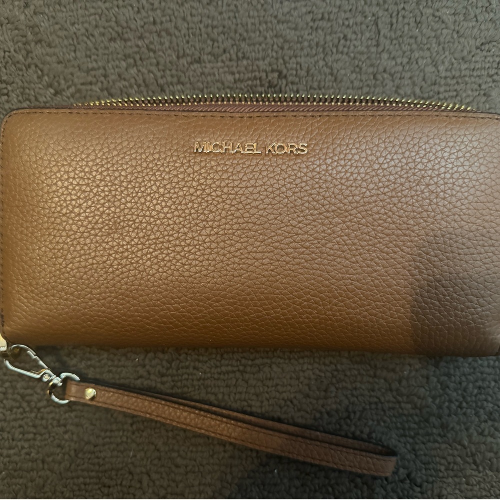 Beautiful Michael Kors brown zipper wallet/ wristlet